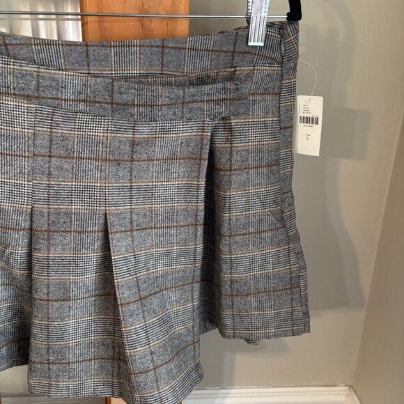 Dizzy Lizzy Pleated Wrap Skort SZ: Large - Picture 2 of 11